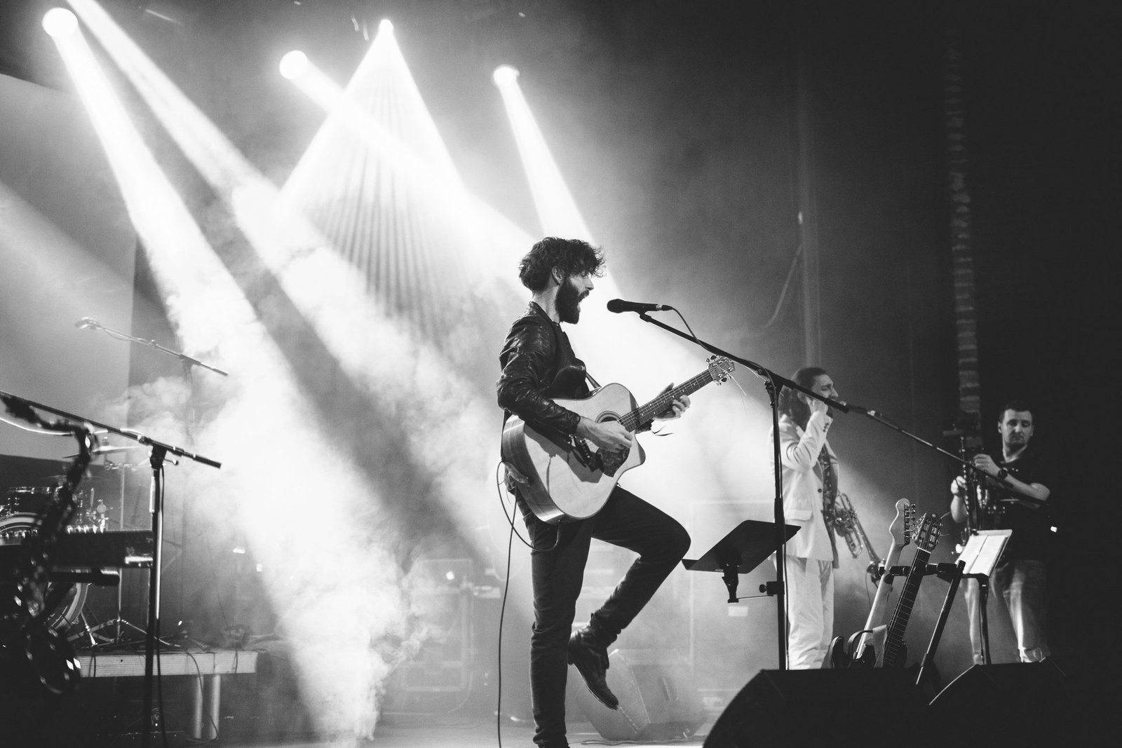 Retrodukcija uživo — akustična gitara u snopovima reflektora